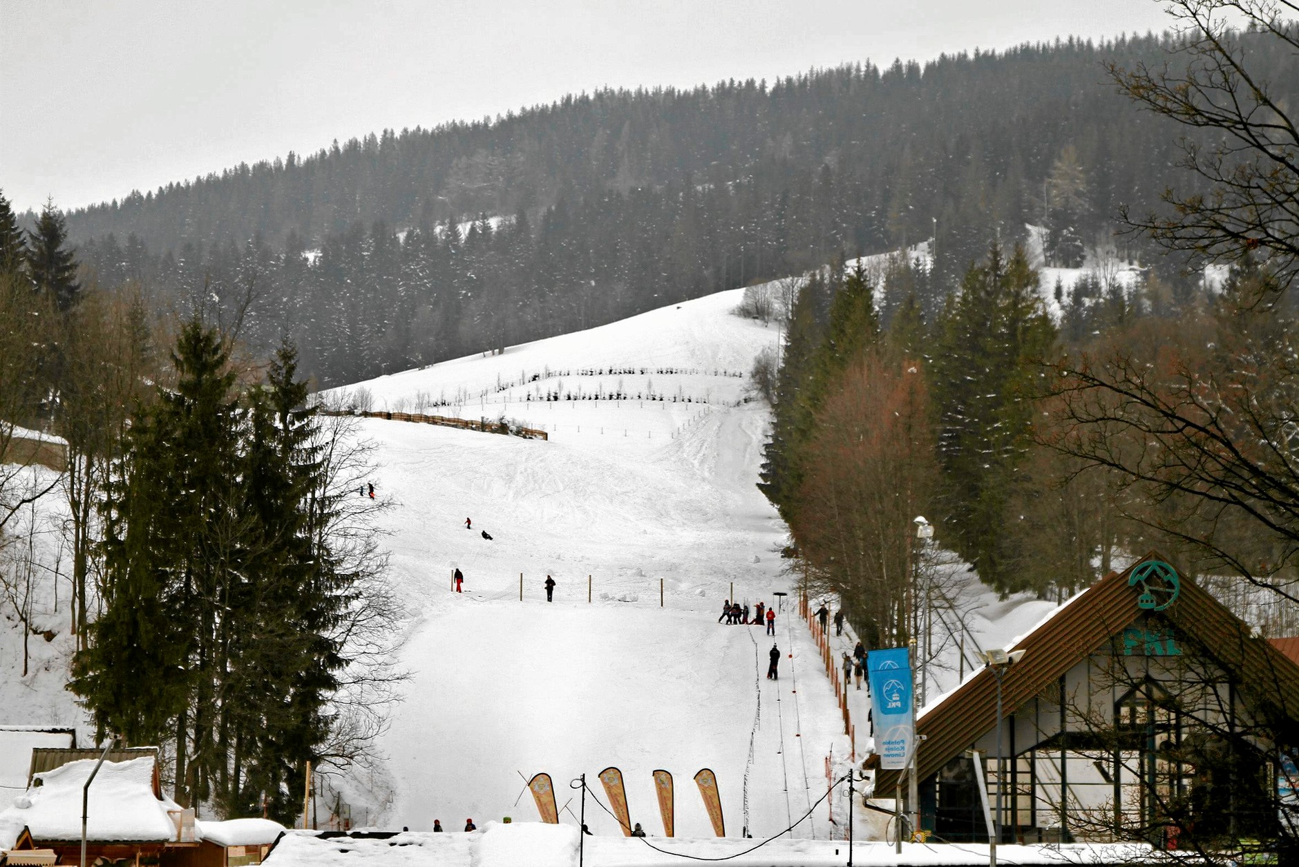 Nieczynna trasa narciarska z Gubałówki, zamknięta po 70 latach z powodu decyzji rodziny walczącej z PKL-em