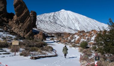 Spadł śnieg na Teneryfie. Turyści masowo ruszyli na najwyższy szczyt Hiszpanii