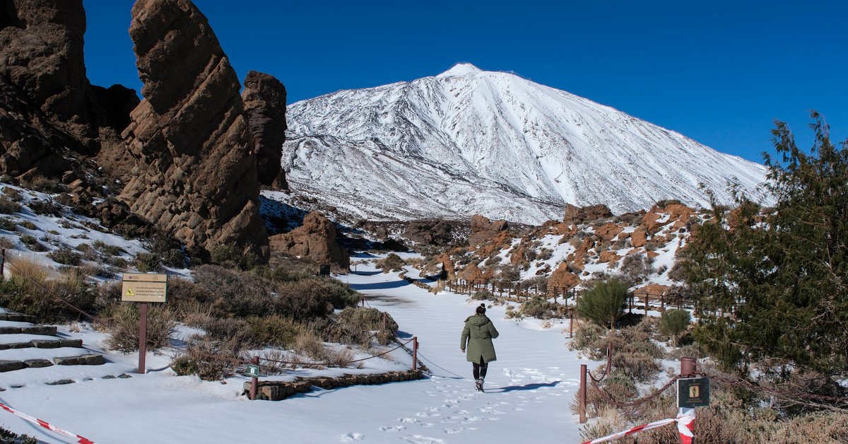 Spadł śnieg na Teneryfie. Turyści masowo ruszyli na najwyższy szczyt Hiszpanii