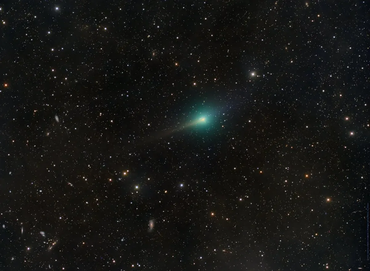 Kometa zachowuje się jak "lufa karabinu" i łamie zasady fizyki? Szansa 1 do 4 miliardów?