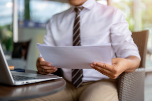 Umowa o pracę kontra B2B. Etatowcy tracą rocznie dziesiątki tysięcy złotych