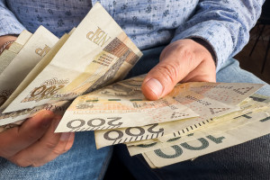 9 grudnia ruszają wypłaty. 3382 zł dla każdego, dochód bez znaczenia