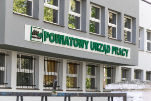 Weszły nowe przepisy. Dodatkowe 345 zł co miesiąc po 20 latach pracy