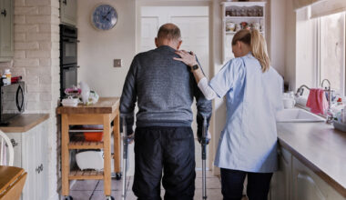 7036 zł pensji minimalnej dla opiekuna medycznego. Waloryzacja w 2026 roku pod znakiem zapytania