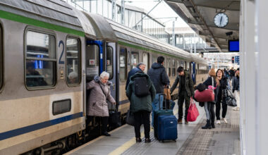 W Szczecinie pasażerowie muszą biegać po zatłoczonym peronie z ciężkimi walizkami. Jest pomysł, jak to zmienić