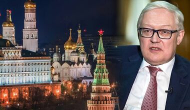 Widok na Kreml w Moskwie obok portretu m&oacute;wiącego mężczyzny.