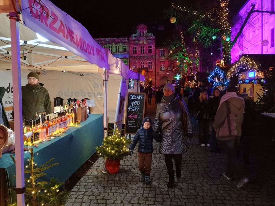 Mieszkańcy tłumnie ruszyli na Święta na Starówce. Zobacz, ile zapłacisz za grzańca i oscypka!