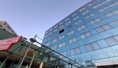 Pożar pokoju w hotelu w centrum Wrocławia. Jedna osoba nie żyje, druga jest w szpitalu [ZDJĘCIA] – Tragiczny pożar w hotelu HP Park Plaza przy ulicy Drobnera we Wrocławiu.