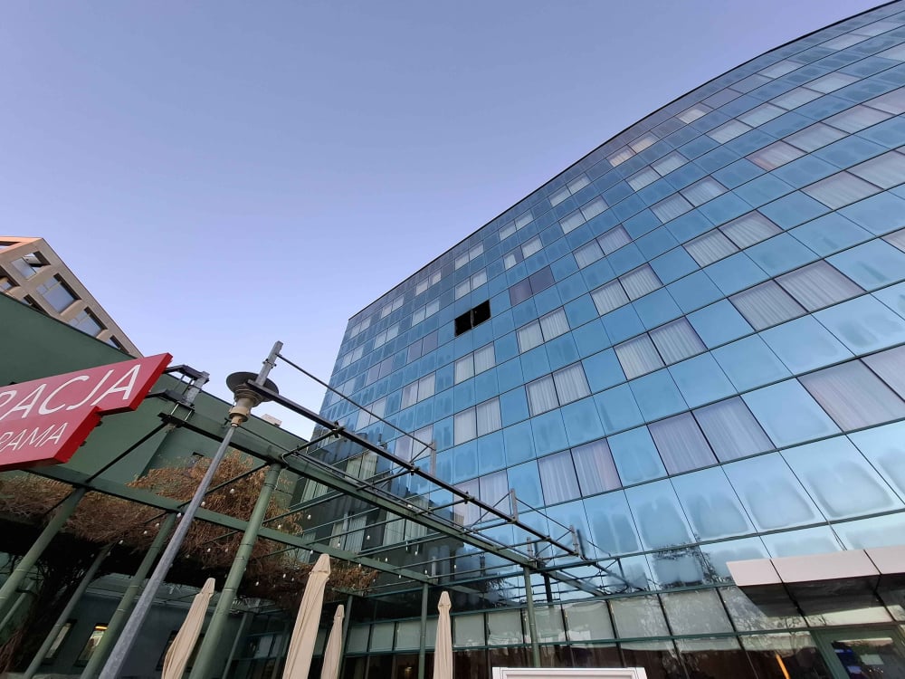 Pożar pokoju w hotelu w centrum Wrocławia. Jedna osoba nie żyje, druga jest w szpitalu [ZDJĘCIA] – Tragiczny pożar w hotelu HP Park Plaza przy ulicy Drobnera we Wrocławiu.