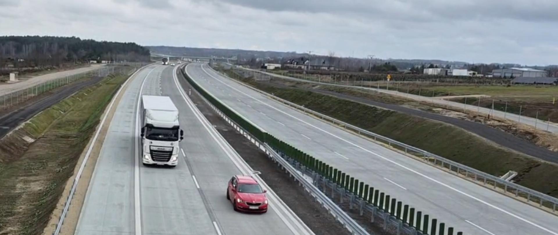 Zdjęcie przedstawia nowo wybudowany odcinek autostrady na wschód od stolicy pomiędzy węzłami Siedlce Płd. - Siedlce Wsch.