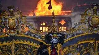 Protestujący na bramie kompleksu rządowego w Katmandu, Nepal (9.09.2025)