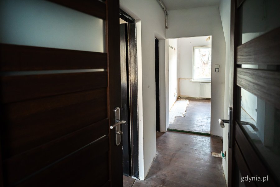 Wnętrze jednego z mieszkań komunalnych w Gdyni, które wymaga remontu i zostanie uwzględnione w programie (fot. Kamil Złoch)