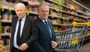 Jarosław Kaczyński i Donald Tusk stoją obok siebie na tle sklepowych półek z produktami, przed nimi wózek sklepowy.