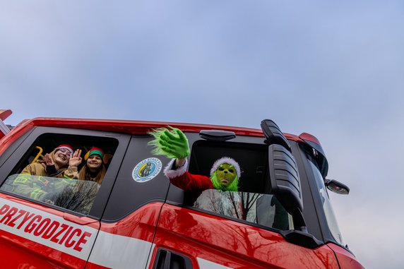 Te zdjęcia podbiły internet. Strażacy zrobili coś niezwykłego dla dzieci uwięzionych w szpitalu na święta