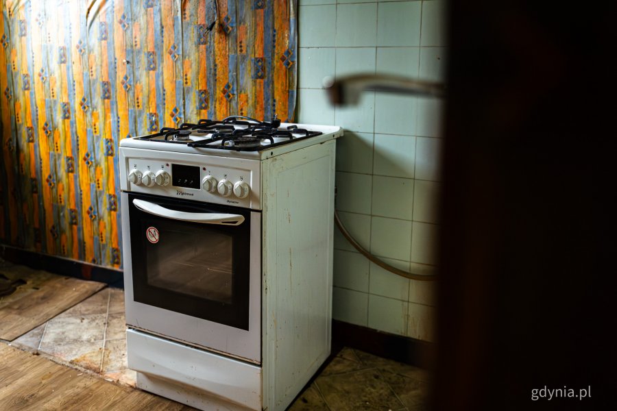 Wnętrze jednego z mieszkań komunalnych w Gdyni, które wymaga remontu i zostanie uwzględnione w programie (fot. Kamil Złoch)