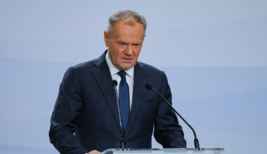 Donald Tusk uderza w politycznych rywali. "Na łańcuchu" - Onet
