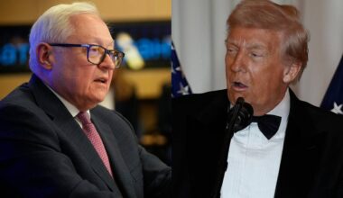 Dwaj mężczyźni w garniturach, jeden z nich mówi do mikrofonu.