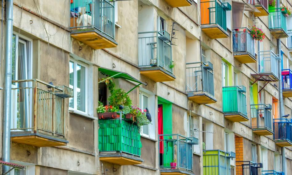 „Ścinane stopy procentowe zachęcają do podwyżek cen mieszkań”, ale koniec roku pod znakiem stabilizacji