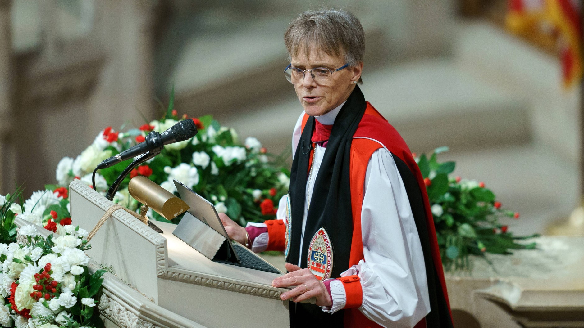 Mariann Budde wygłasza kazanie podczas w Katedrze Narodowej dzień po drugiej prezydenckiej inauguracji Donalda Trumpa. Waszyngton, 21 stycznia 2025 r.