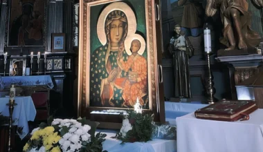 Poruszająca modlitwa bp. Artura Ważnego przed kopią obrazu...