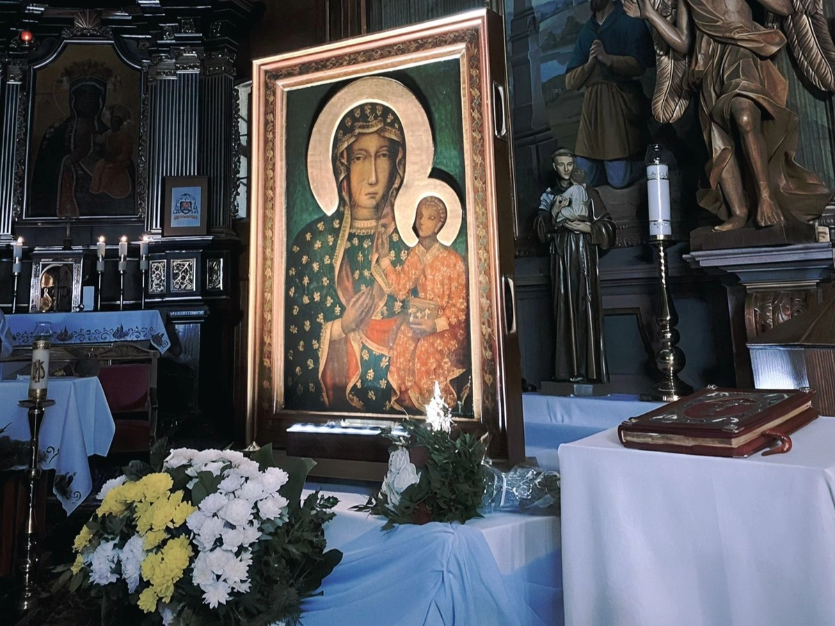 Poruszająca modlitwa bp. Artura Ważnego przed kopią obrazu...