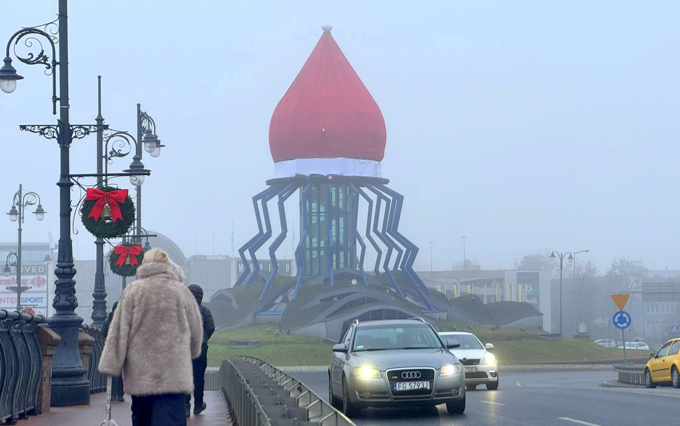 Ogromna czapka św. Mikołaja pojawiła się na Dominancie w Gorzowie