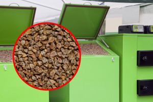 Właściciele domów grzeją i liczą oszczędności. Nowe paliwo 30 proc. tańsze