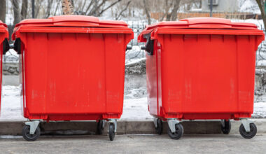 Ustawiają czerwone kontenery. Błąd przy wyrzucaniu kosztuje 5 tys. zł