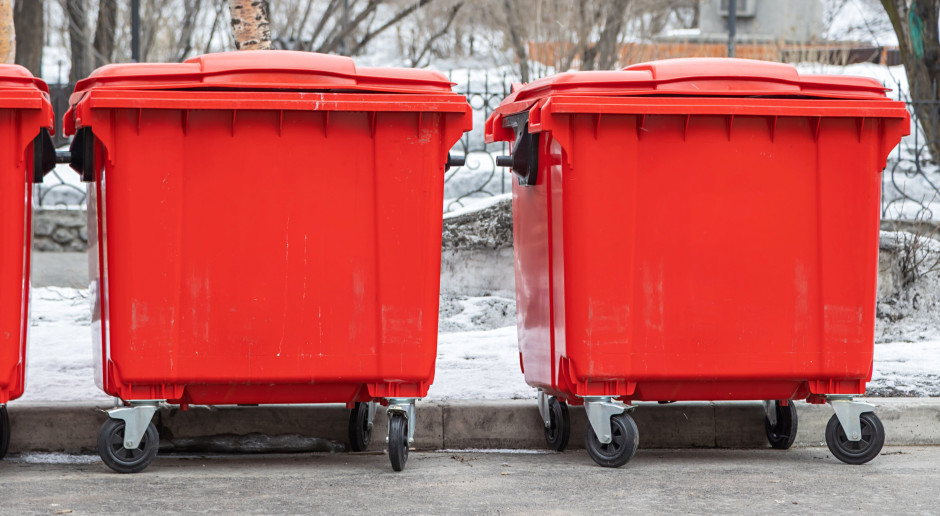 Ustawiają czerwone kontenery. Błąd przy wyrzucaniu kosztuje 5 tys. zł
