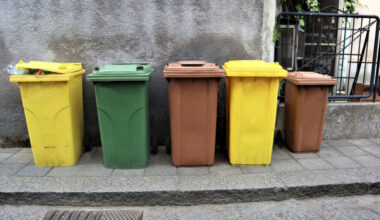 Segregacja miała obniżyć koszty, a rachunki rosną. Część firm zarabia na tym kokosy