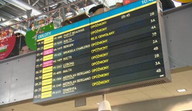 Tablica lot&oacute;w z informacją o op&oacute;źnieniach i odwołaniach.