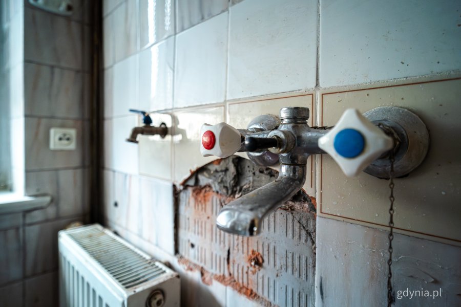 Wnętrze jednego z mieszkań komunalnych w Gdyni, które wymaga remontu i zostanie uwzględnione w programie (fot. Kamil Złoch)