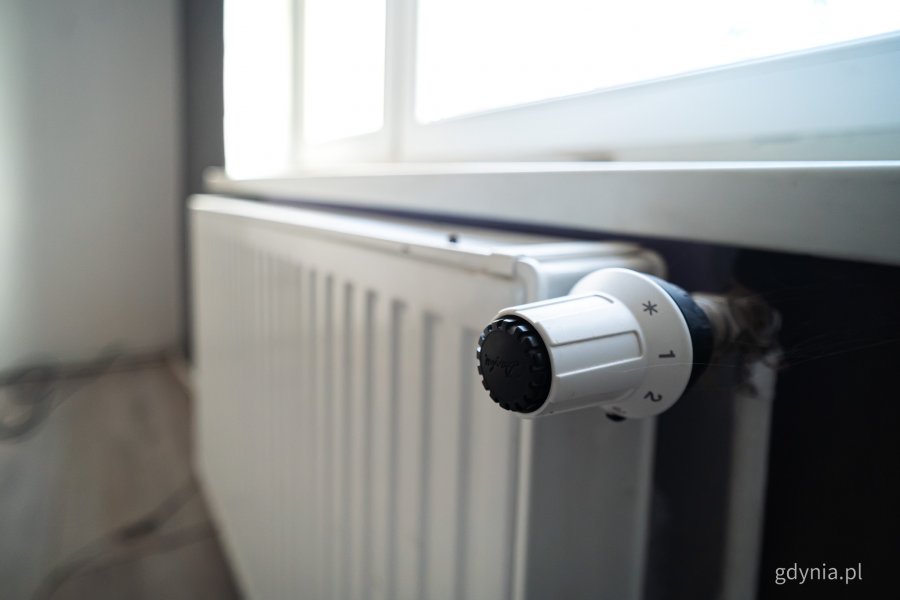 Wnętrze jednego z mieszkań komunalnych w Gdyni, które wymaga remontu i zostanie uwzględnione w programie (fot. Kamil Złoch)