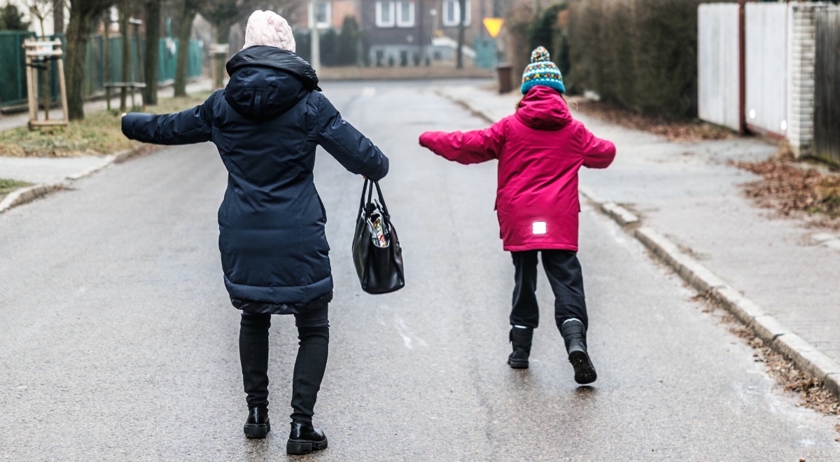 Lodowisko na drogach prawie w całej Polsce. Pilne alerty IMGW - Polska