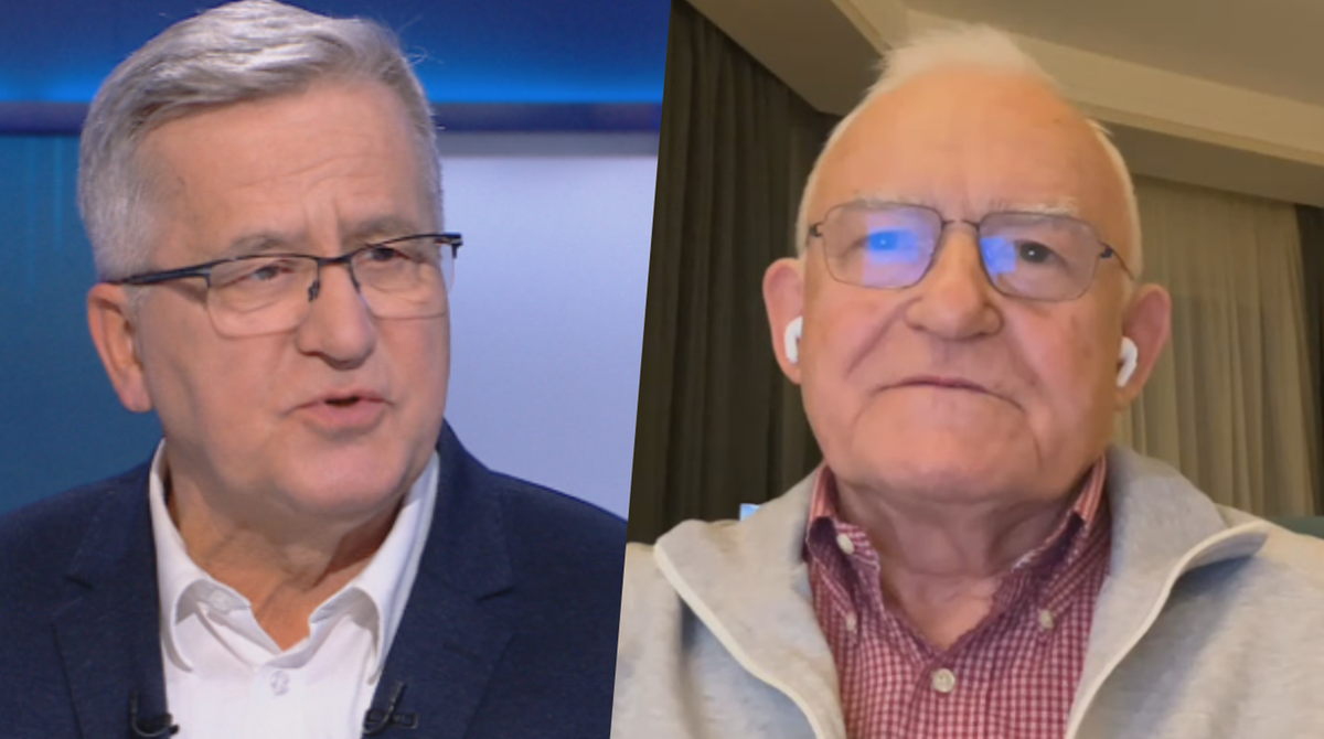 Dwaj starsi mężczyźni w okularach, jeden w garniturze i białej koszuli, drugi w koszuli w kratę i słuchawkach.