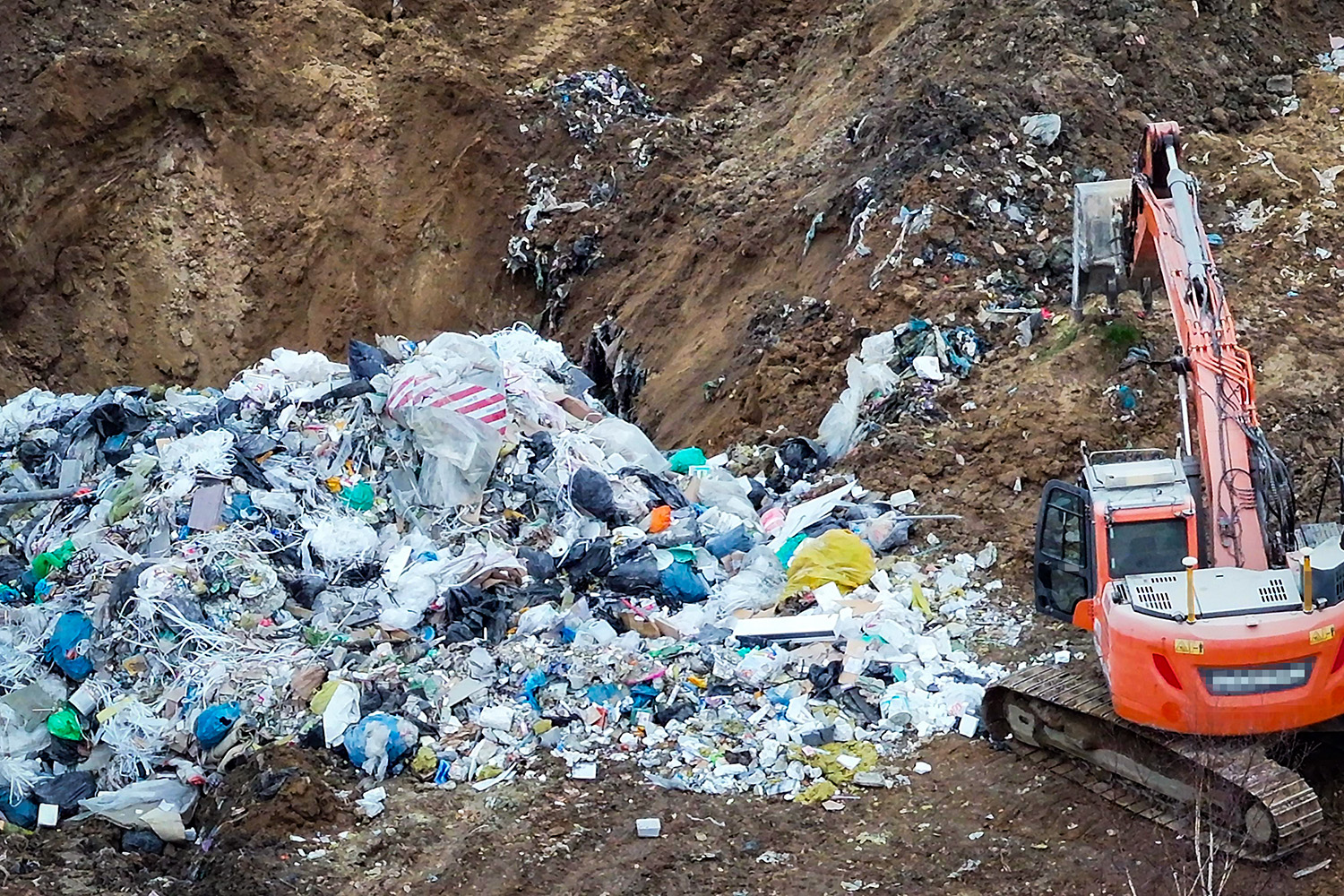 CBŚP i KWP w Poznaniu rozbijają grupę odpowiedzialną za nielegalne składowanie odpadów. Straty dla państwa i społeczeństwa liczone w milionach - Aktualności