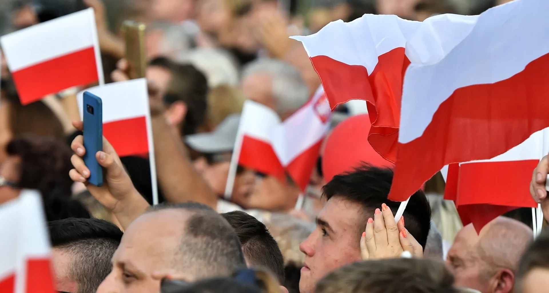 Polskie flagi, zdjęcie ilustracyjne