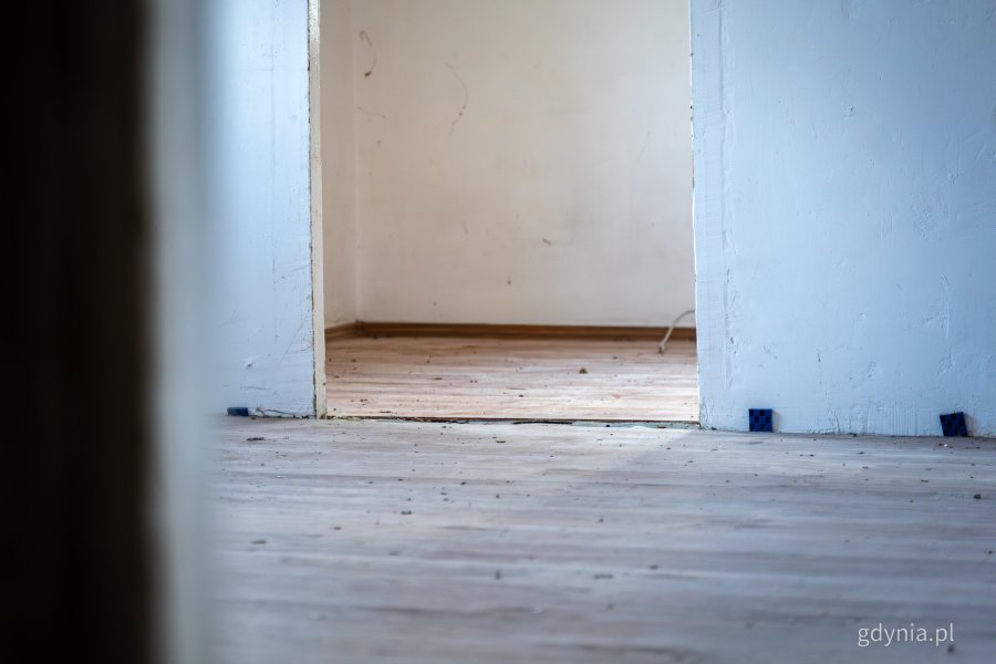 Wnętrze jednego z mieszkań komunalnych w Gdyni, które wymaga remontu i zostanie uwzględnione w programie (fot. Kamil Złoch)