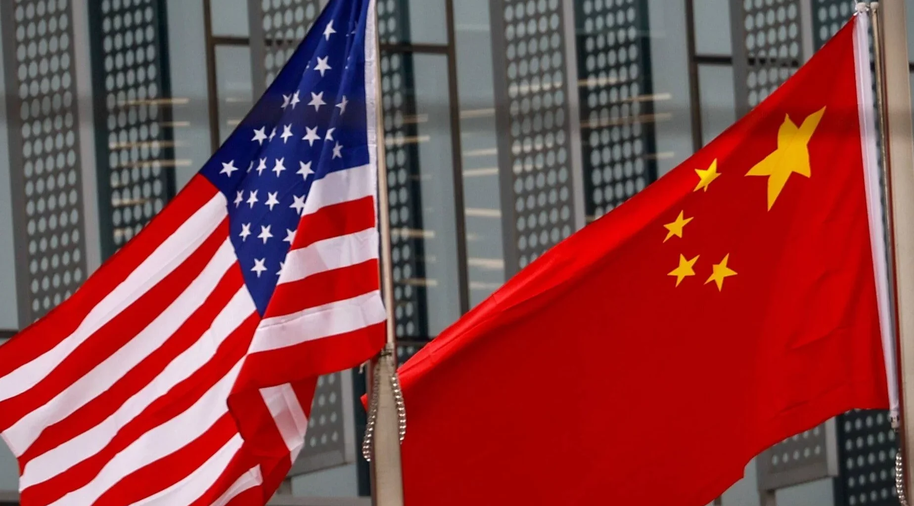 Flagi USA i Chin w Pekinie