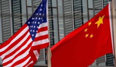 Flagi USA i Chin w Pekinie