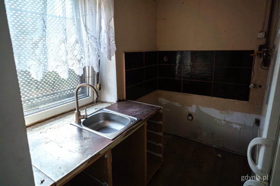Wnętrze jednego z mieszkań komunalnych w Gdyni, które wymaga remontu i zostanie uwzględnione w programie (fot. Kamil Złoch)