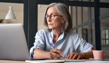 Kiedy starać się o emeryturę? ZUS przypomina: wybór terminu ma znaczenie