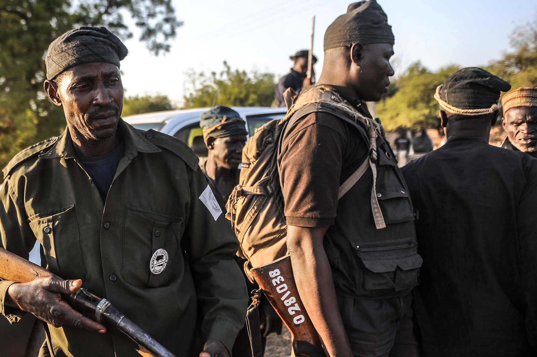 Lokalni myśliwi w stanie Adamawa w Nigerii. Przygotowują się do wsparcia nigeryjskiej armii walczącej z terrorystami Boko Haram, 6 grudnia 2014 r. (zdj. ilustracyjne)