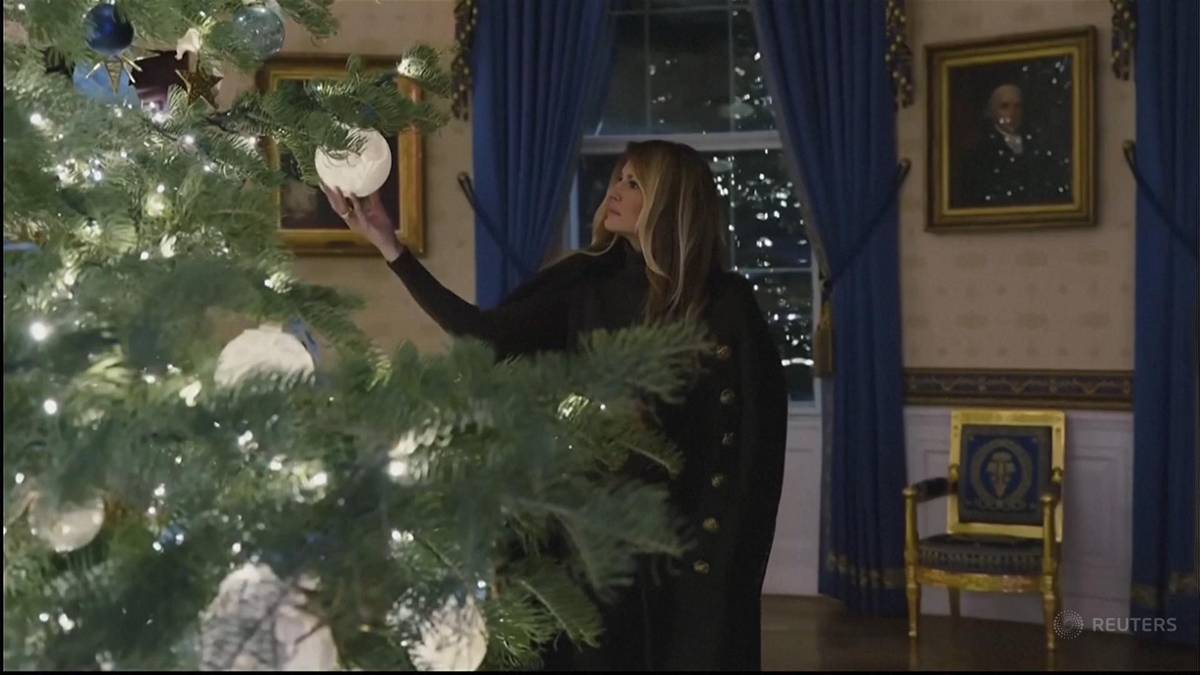 Melania Trump wiesza ozdoby na dużej choince w Białym Domu.