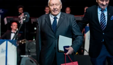 Wojciech Łazarek, legendarny trener Lechii Gdańsk uhonorowany pamiątkową tablicą