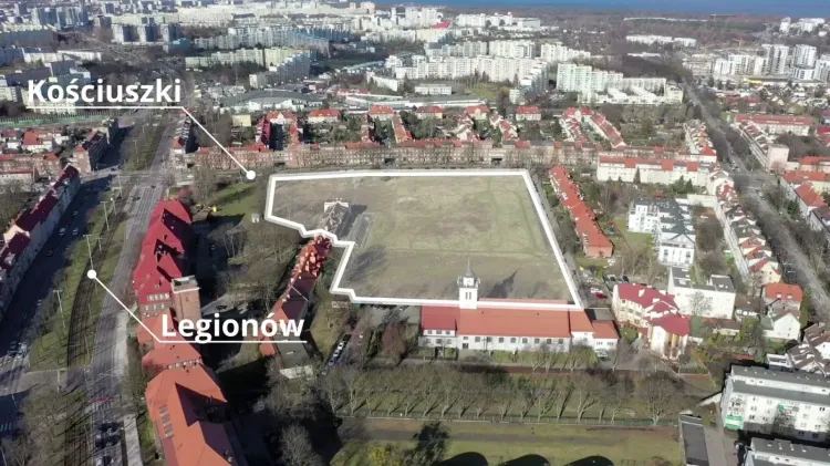 Na terenie po Gedanii budynki mogą powstać tylko w górnej części działki od ul. Kościuszki. Poniżej musi powstać pełnowymiarowe boisko. 