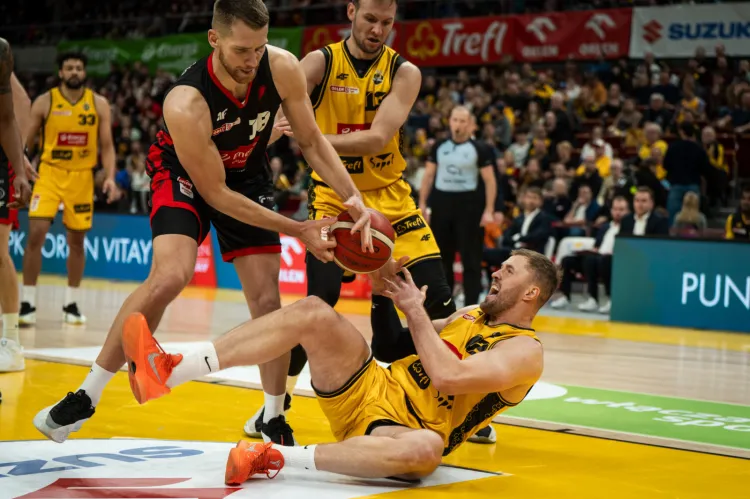 W Derbach Pomorza Energa Trefl Sopot nie dała szans rywalom ze Słupska i wysoko wygrała 97:61.