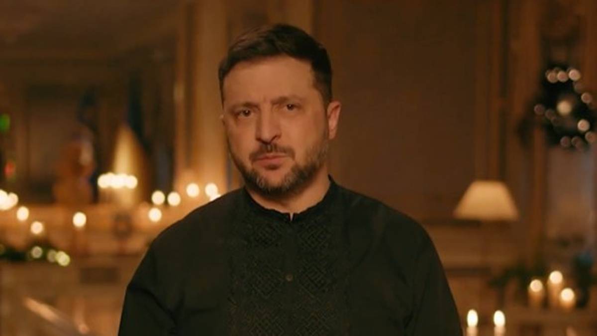 Wołodymyr Zełenski, prezydent Ukrainy, przemawia na tle świątecznych dekoracji.