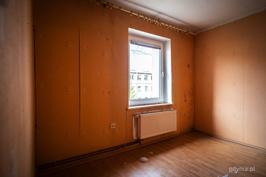 Wnętrze jednego z mieszkań komunalnych w Gdyni, które wymaga remontu i zostanie uwzględnione w programie (fot. Kamil Złoch)