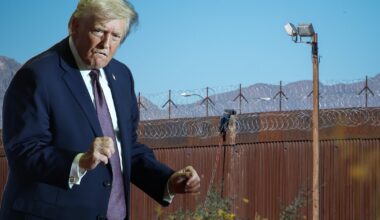 Po lewej prezydent USA Donald Trump w Rocky Mount Event Center w Rocky Mount w Karolinie Północnej, 19 grudnia 2025 r. W tle mur graniczny między Ciudad Juarez w Meksyku a El Paso w Stanach Zjednoczonych, 2025 r.